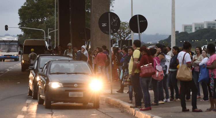 Enquanto isso, moradores lotavam paradas de ônibus: piratas fizeram a festa