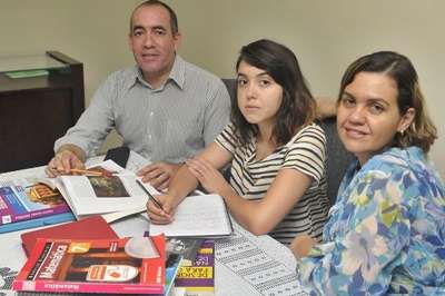 Lorena Dias contou com o apoio dos pais, Alexandre Magno e Lilian Dias, para estudar em casa