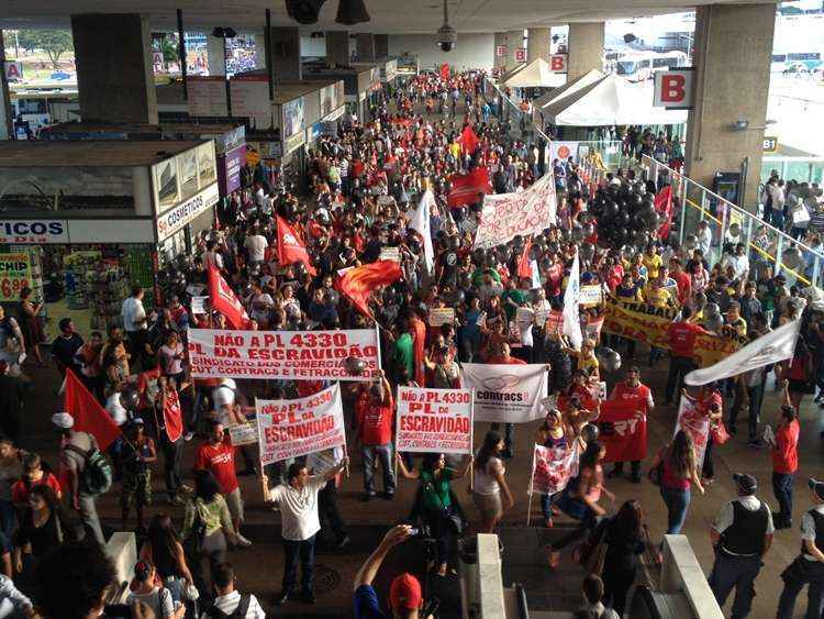 Centenas de pessoas se concentram na rodoviária para protesto contra o projeto de lei da terceirização