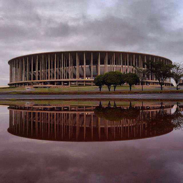 Estádio Nacional Mané Garrincha sob o céu nublado na manhã desta quinta-feira (16/4)