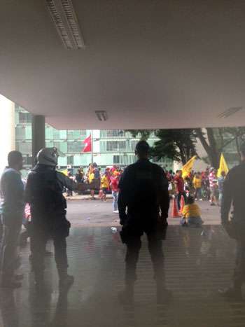 Para evitar invasão, policiais soltaram bomba de gás de pimenta e gás lacrimogêneo nos manifestantes, que estavam em frente ao Ministério da Fazenda