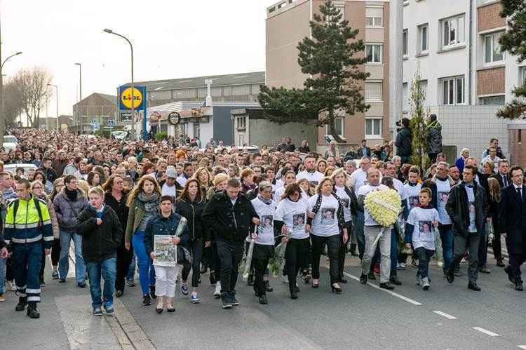 O prefeito de Calais e parentes de Chloe,  participam de uma marcha  no norte France