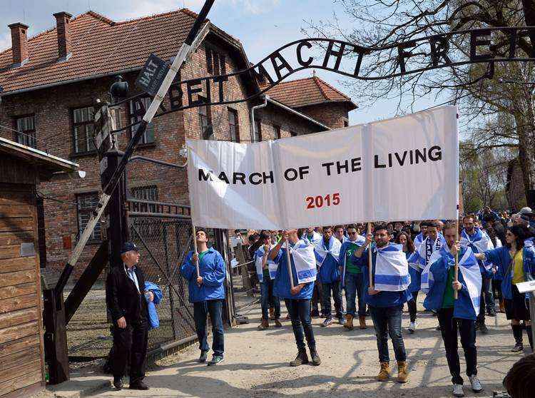 O ato ocorre em homenagem às vítimas do Holocausto no campo de concentração nazista de Auschwitz-Birkenau