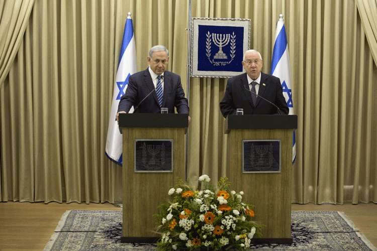 Primeiro-ministro Benjamin Netanyahu e presidente de Israel Reuven Rivlin em uma conferência de imprensa na residência presidencial em Jerusalém