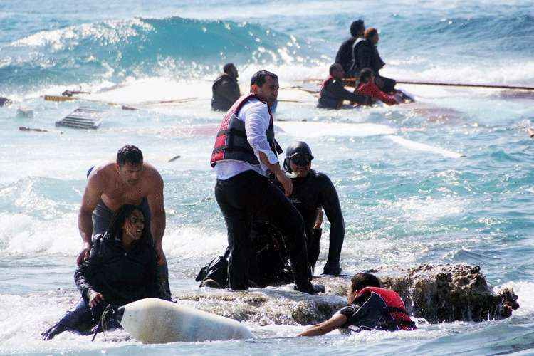 Equipes de resgate e moradores locais ajudam as vítimas do naufrágio na costa da Grécia