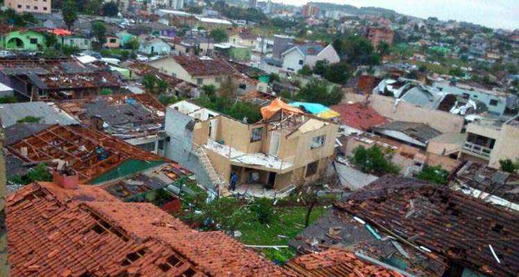 Mais de 500 residências foram atingidas pelo forte vento