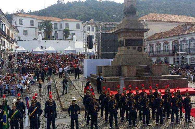 A CUT e o Sind-UTE calculam 2,6 mil manifestantes contra o projeto da terceirização e pelo pagamento do piso nacional da educacão