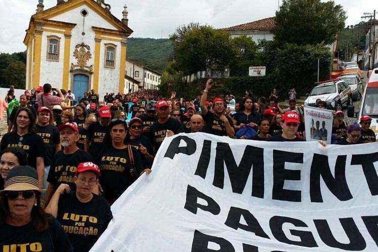 A CUT e o Sind-UTE calculam 2,6 mil manifestantes contra o projeto da terceirização e pelo pagamento do piso nacional da educacão