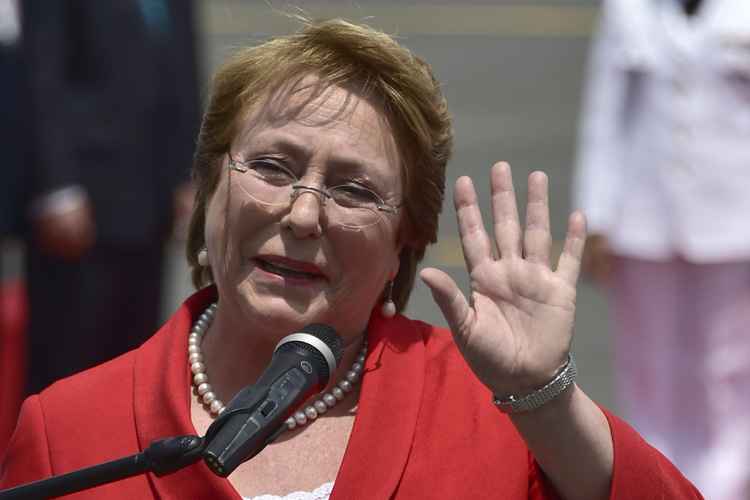 Michelle Bachelet discursa sobre a sua chegada na base aérea de Simon Bolivar, em Guayaquil, Equador, em 04 de dezembro de 2014