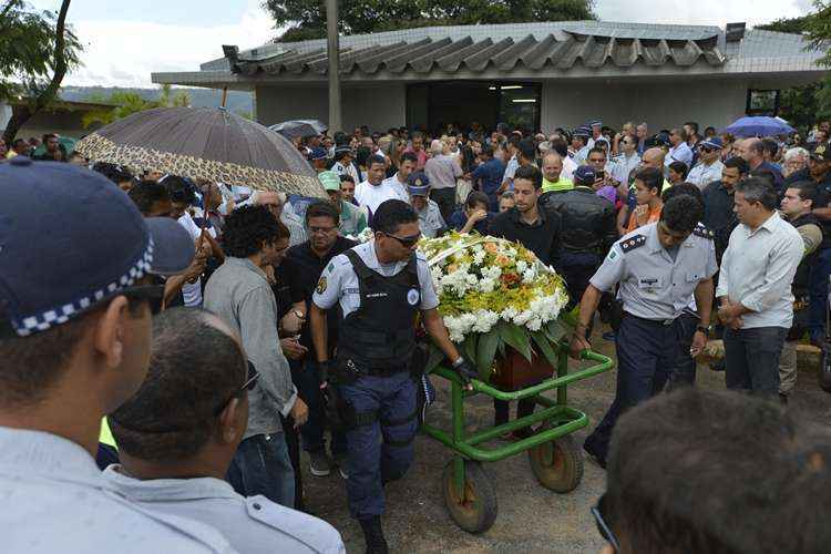 Familiares, amigos e colegas de profissão participaram do enterro do sargento