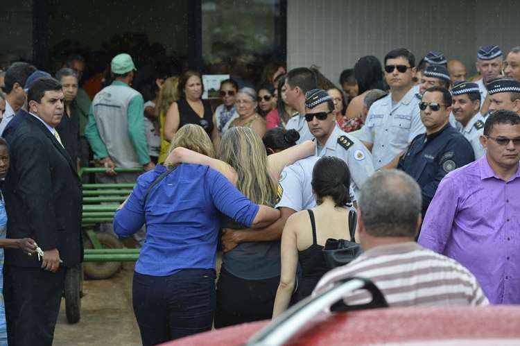 Cunhada do sargento, também baleada pelos criminosos, esteve no sepultamento do PM