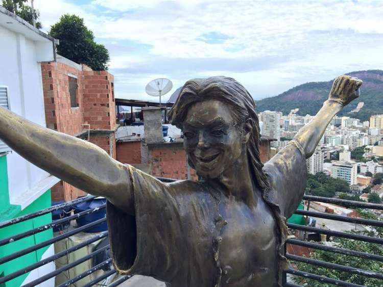 Patrimônio da comunidade, a estátua é assinada pelo cartunista Ique