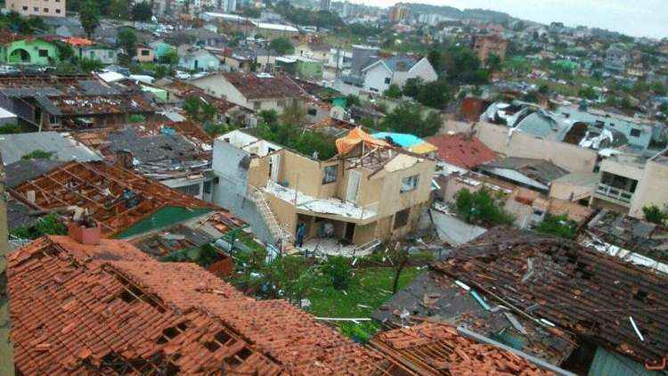 Cena da cidade após passagem do tornado