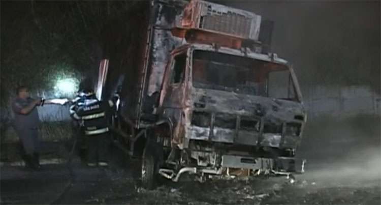 Bombeiros apagam chamas de caminhão