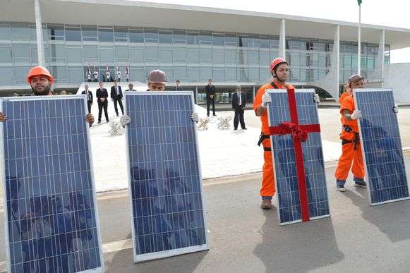 Manifestantes se ofereceram para instalar placas geradoras de energia solar no Palácio do Planalto