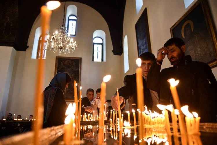 Pessoas assistem a um serviço religioso na catedral de Etchmiadzin antes da cerimônia de canonização dos mártires de o genocídio armênio, em 23 de abril de 2015,