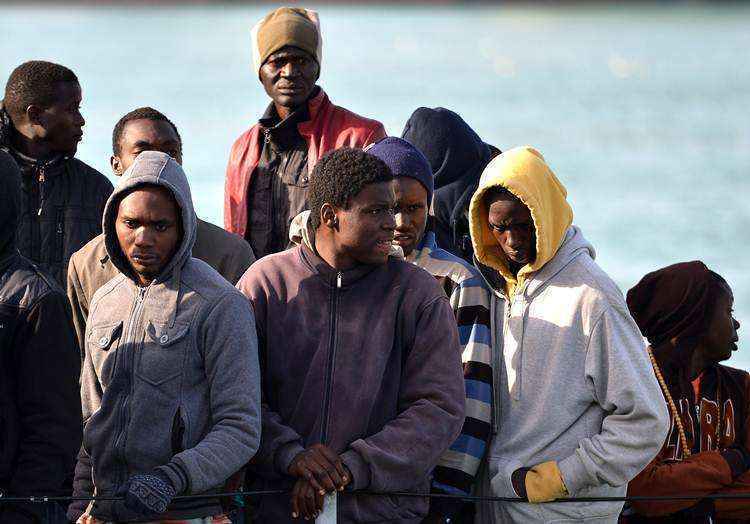 Imigrantes resgatados esperaram para desembarcar no porto siciliano de Catania, em 23 de abril de 2015