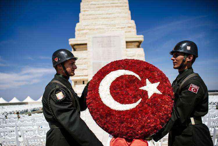 Soldados do Exército turco ensaiam os seus movimentos antes de um memorial que marca o 100º aniversário do início da Batalha de Gallipoli, em 24 de abril de 2015