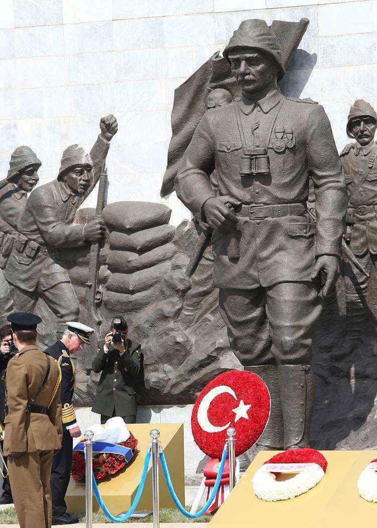 O príncipe Charles deposita uma coroa de flores durante as comemorações do 100º aniversário do início da Batalha de Gallipoli, 24 de abril de 2015