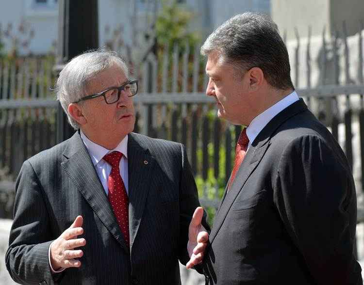 O presidente ucraniano, Petro Poroshenko  fala com chefe da Comissão Europeia Jean -Claude Juncker  antes de sua reunião em Kiev, em 27 de abril de 2015.