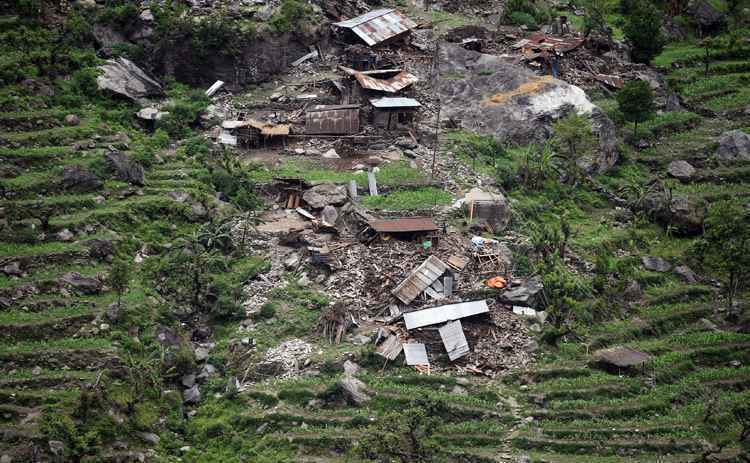 Milhares de sobreviventes começam a abandonar cidade de Katmandu