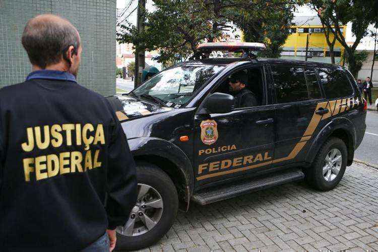 Camburão da Polícia Federal chega com o doleiro Alberto Youssef na 13ª Vara Federal de Curitiba: investigadores temem que soltura de executivos prejudique a apuração da Lava-Jato