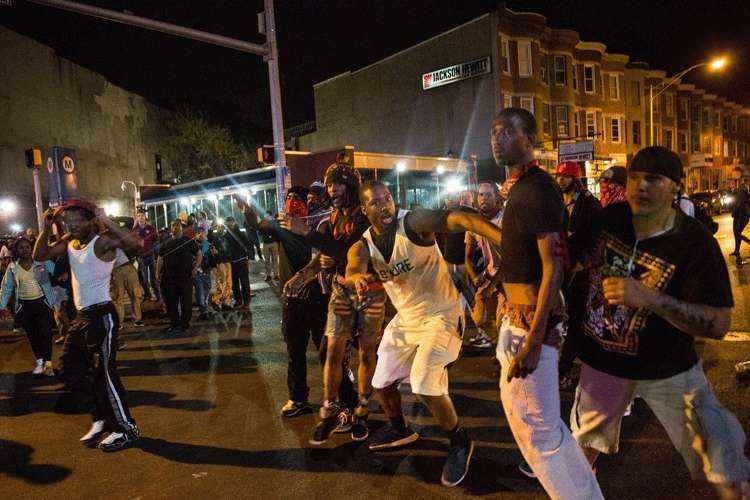 Protestantes nas ruas de Baltimore