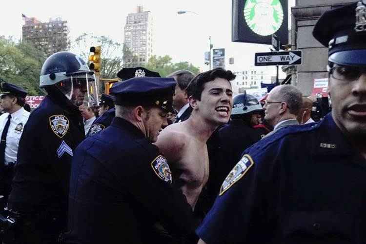 Manifestante é preso durante um protesto, em Nova York, realizada em solidariedade com os manifestantes em Baltimore