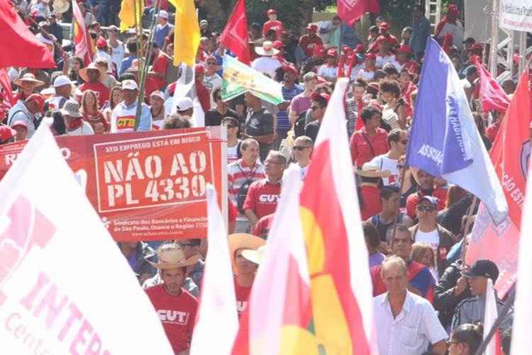 No local foi montado o palco, onde ocorrerão o show musical e os discursos de políticos e lideranças sindicais