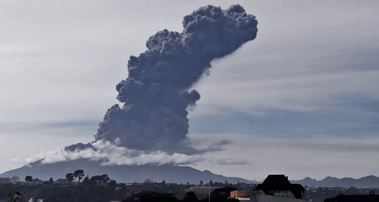 A área em torno do Calbuco, cerca de 1.300 km ao sul de Santiago, amanheceu totalmente nublada