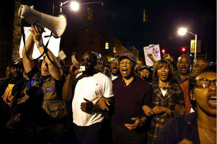 Manifestantes fizeram cordão contra os policiais na cidade americana de Baltimore