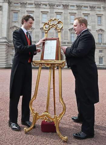 Palácio de Buckingham divulga comunicado sobre nascimento do bebê