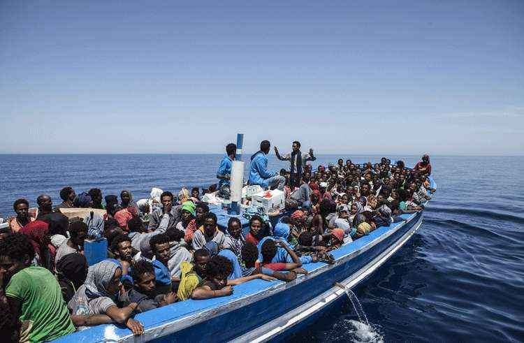 Foto do dia 03/5 mostra imigrantes em embarcação de madeira na tentativa de atravessar o Mediterrâneo