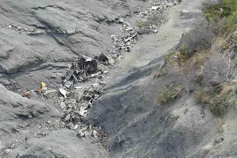 Esta foto aérea  de um helicóptero, em 03 de abril de 2015 mostra os destroços espalhados no local do acidente do Airbus A320 Germanwings , perto da pequena aldeia de Le Vernet, nos Alpes franceses .