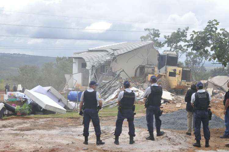 Operação realizada ontem derrubou construções no Condomínio Mini-Chácaras Etapa II, no Altiplano Leste