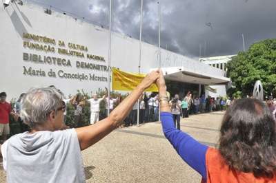 Crianças, músicos e moradores das quadras vizinhas à biblioteca deram um abraço simbólico no prédio