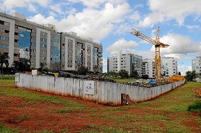 Projeção no bairro nobre está cercada e com entulho e equipamentos da Real Engenharia: compra realizada em 2004