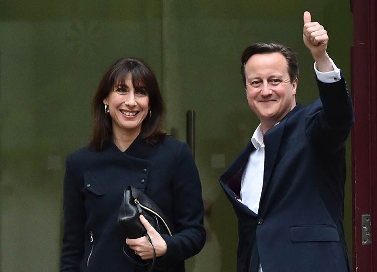 David Cameron e sua esposa Samantha na sede do Partido Conservador em Londres em 8 de maio de 2015, um dia depois de uma eleição geral