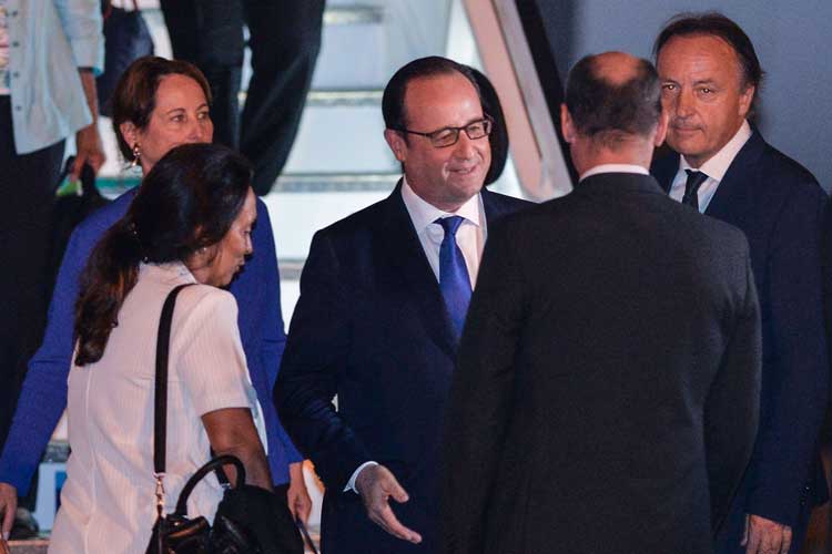 O presidente francês, François Hollande chega ao Aeroporto José Martí em Havana, em 10 de maio de 2015. Hollande é o primeiro líder francês a visitar a ilha comunista em mais de um século