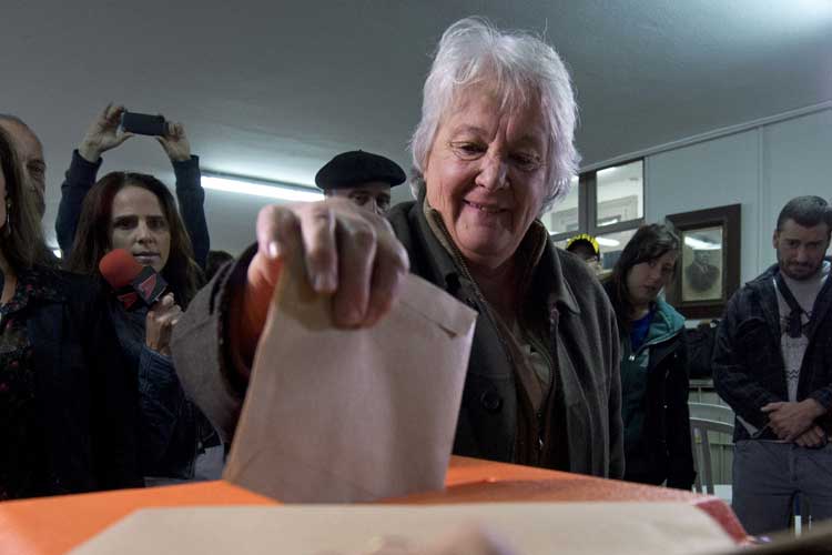 Senadora Lucia Topolansky, candidata a prefeita pelo partido Frente Ampla governista, vota durante as eleições municipais do país, em Montevidéu, em 10 de maio de 2015