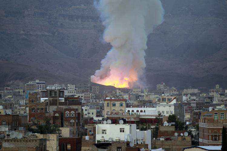 Coluna de fumaça na sequência de ataque aéreo pela coalizão liderada pelos Arábia, na capital Sanaa