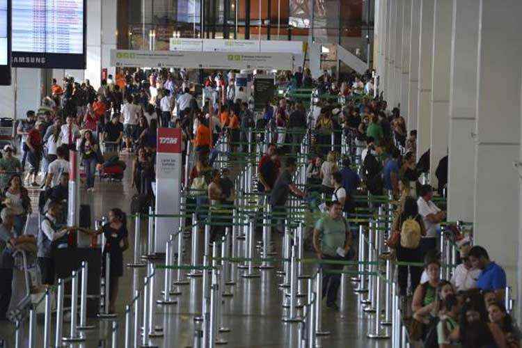 Com a alta do dólar e a melhoria da estrutura dos aeroportos brasileiros cresceu o interesse do consumidor em viajar pelo país