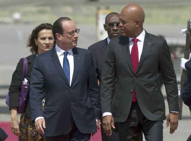 Presidente francês é recebido pelo Presidente do Haiti, Michel Martelly, em sua chegada a Porto Príncipe, capital do Haiti