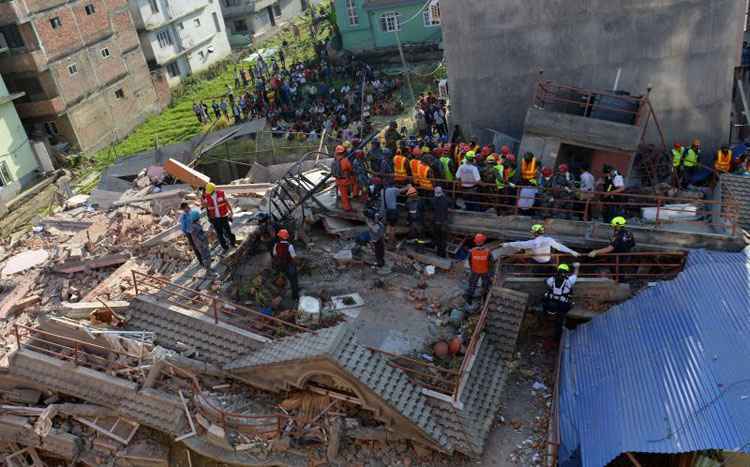 Equipes de resgate nas ruínas de um prédio que desabou: construções danificadas pelo tremor do fim de abril não resistiram ao abalo de ontem