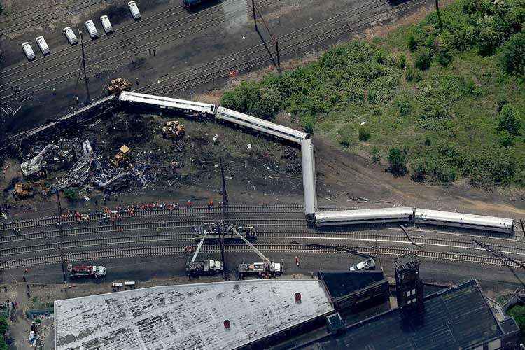 Equipes de busca encontram caixa-preta de trem acidentado na Filadélfia