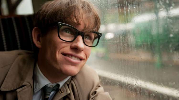 Eddie Redmayne como Stephen Hawking em cena de 