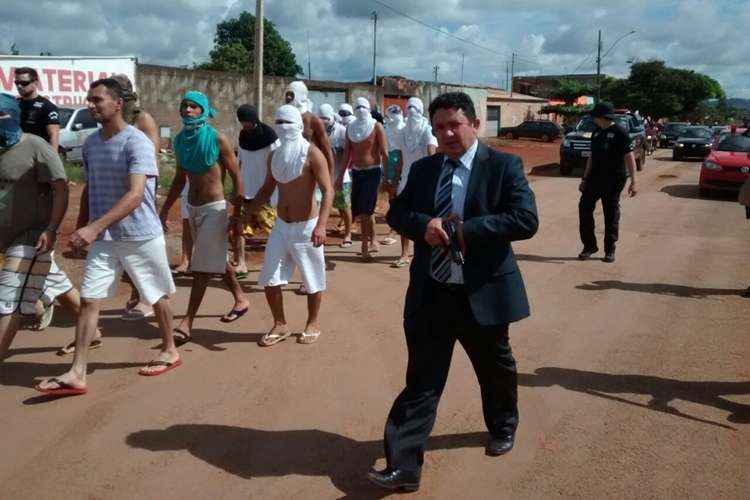 Delegado Cristiomário Medeiros durante transferência de presos