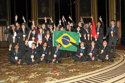 A delegação oficial com os 30 jovens cientistas brasileiros que participaram da feira de ciências e tecnologia nos EUA aponta para o futuro