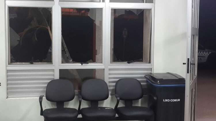 Vidros quebrados pela mulher no Hospital do Paranoá