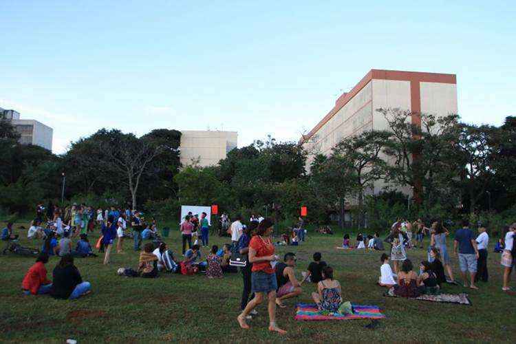 Contra a lei do silêncio, eles ocuparam a 206 sul pedindo reabertura de espaços culturais